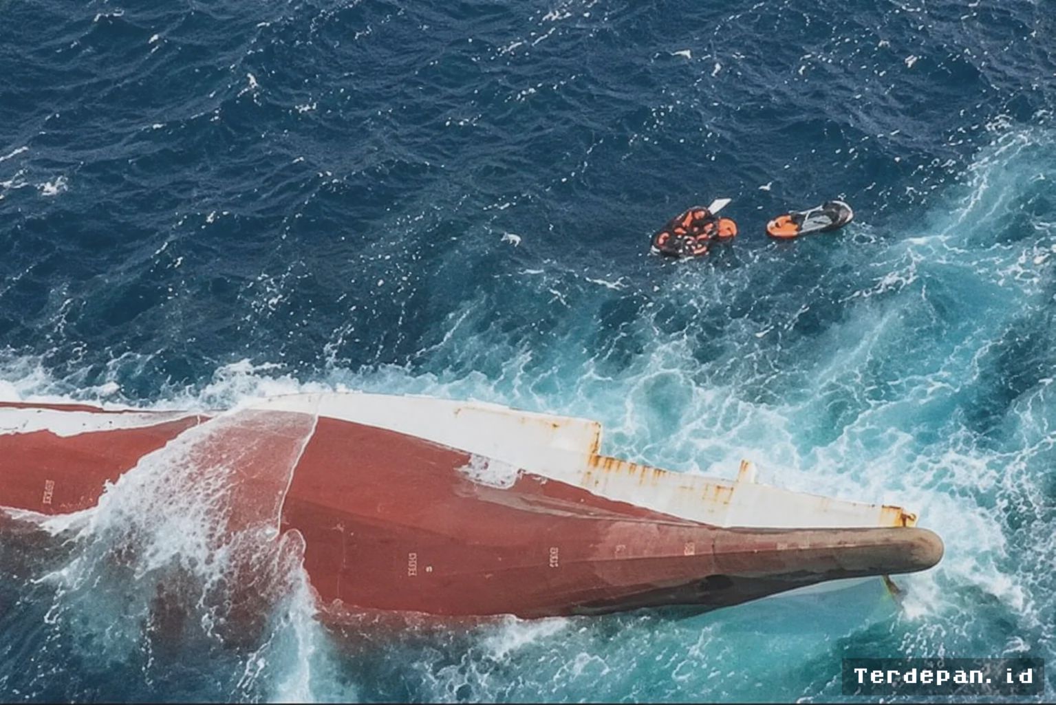 LAUT JAWA — KM Virgo Terbalik, 115 Penumpang Selamat dan Puluhan Hilang