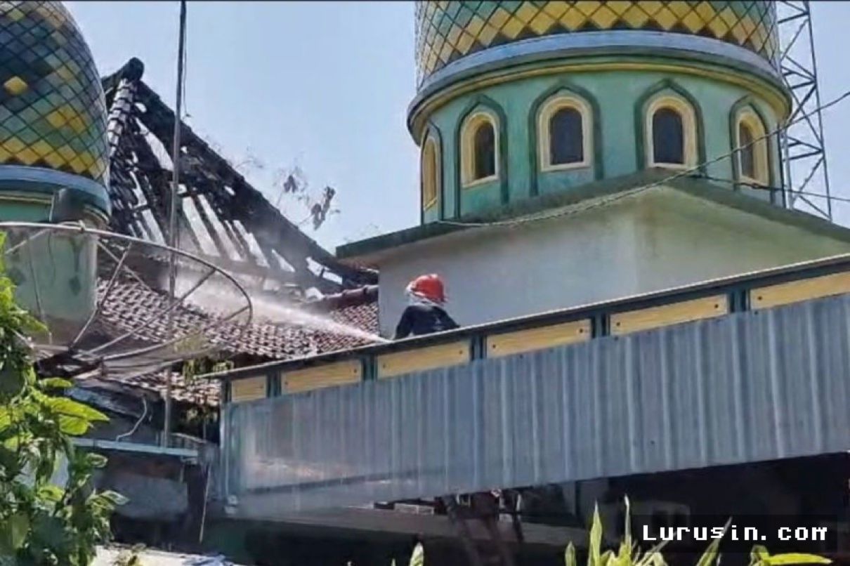 Masjid Al Ikhlas Ponorogo Terbakar Seusai Salat Zuhur Berjamaah