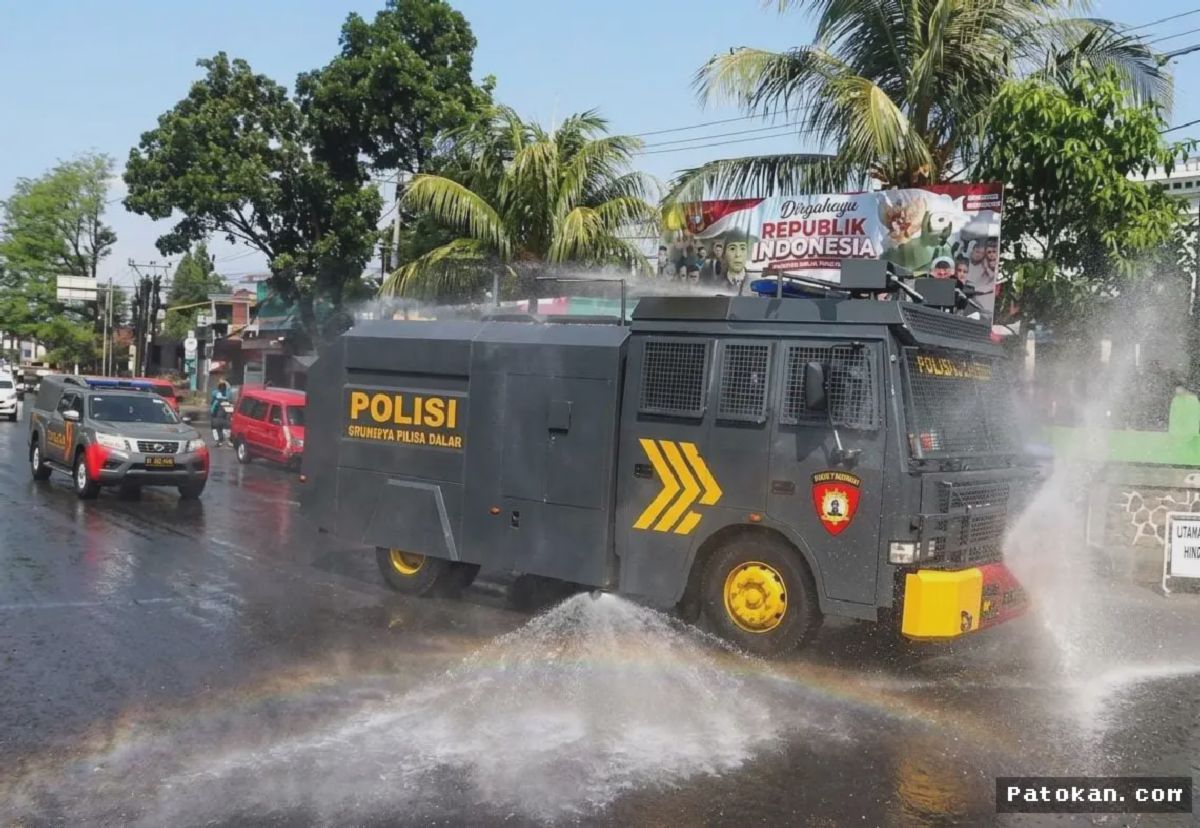 Tangani Abu Vulkanik, Polres dan Pemkab Cianjur Kerahkan Armada Water Cannon