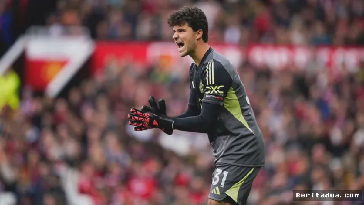 MANCHESTER — Senne Lammens Tampil Gemilang Saat Manchester United Menghadapi Sunderland