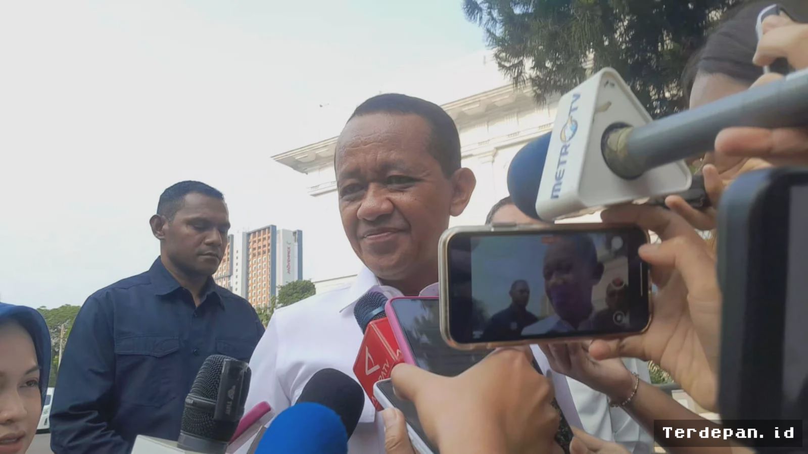 Jakarta — Bahlil Pastikan Antrean BBM Makassar Telah Terurai