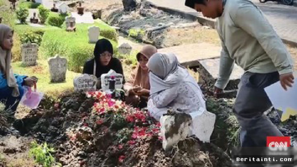SURABAYA — Jenazah Korban Tragedi KM Virgo Dimakamkan Penuh Isak Tangis