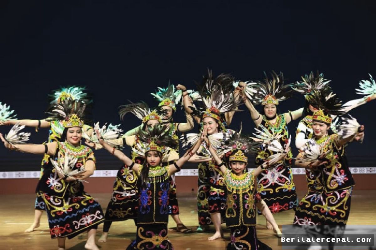 DEPOK — Bakul Budaya Nusantara Kenalkan Tenun Kalimantan di HUT ke-4