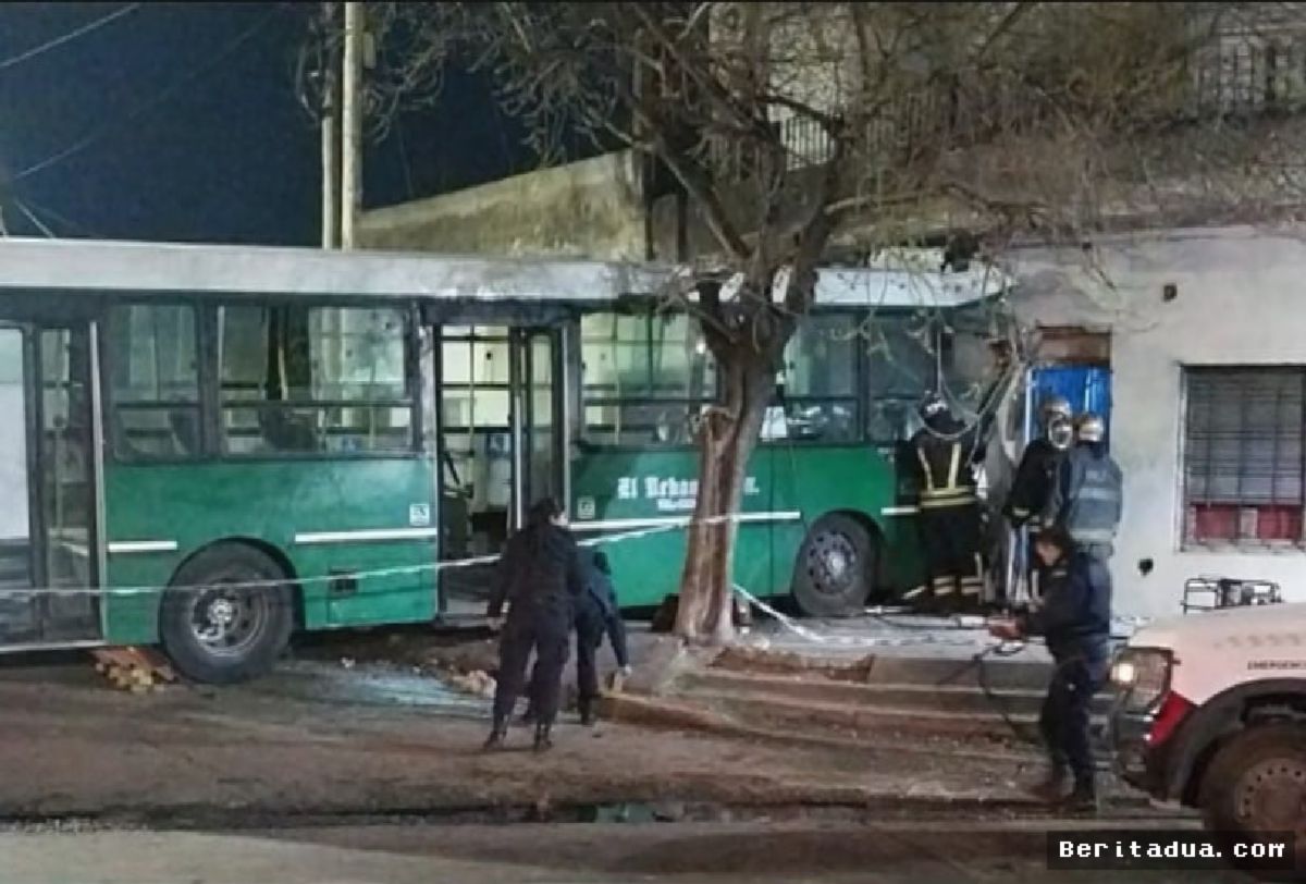 TEMPERLEY — Sopir Bus Tewas Usai Menabrak Rumah Warga
