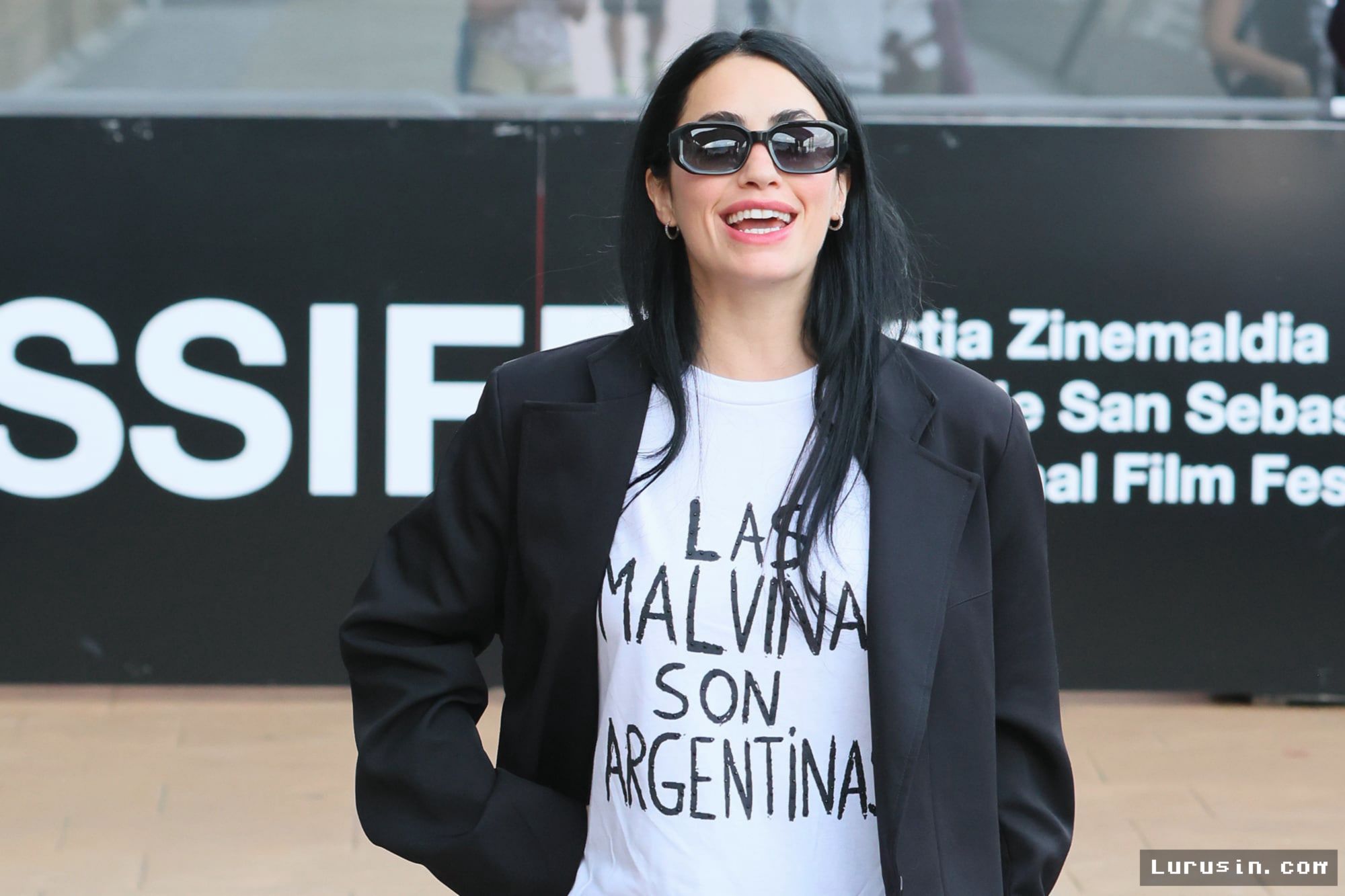SAN SEBASTIÁN — Lali Espósito Kenakan Kaus Isu Malvinas di Festival Film