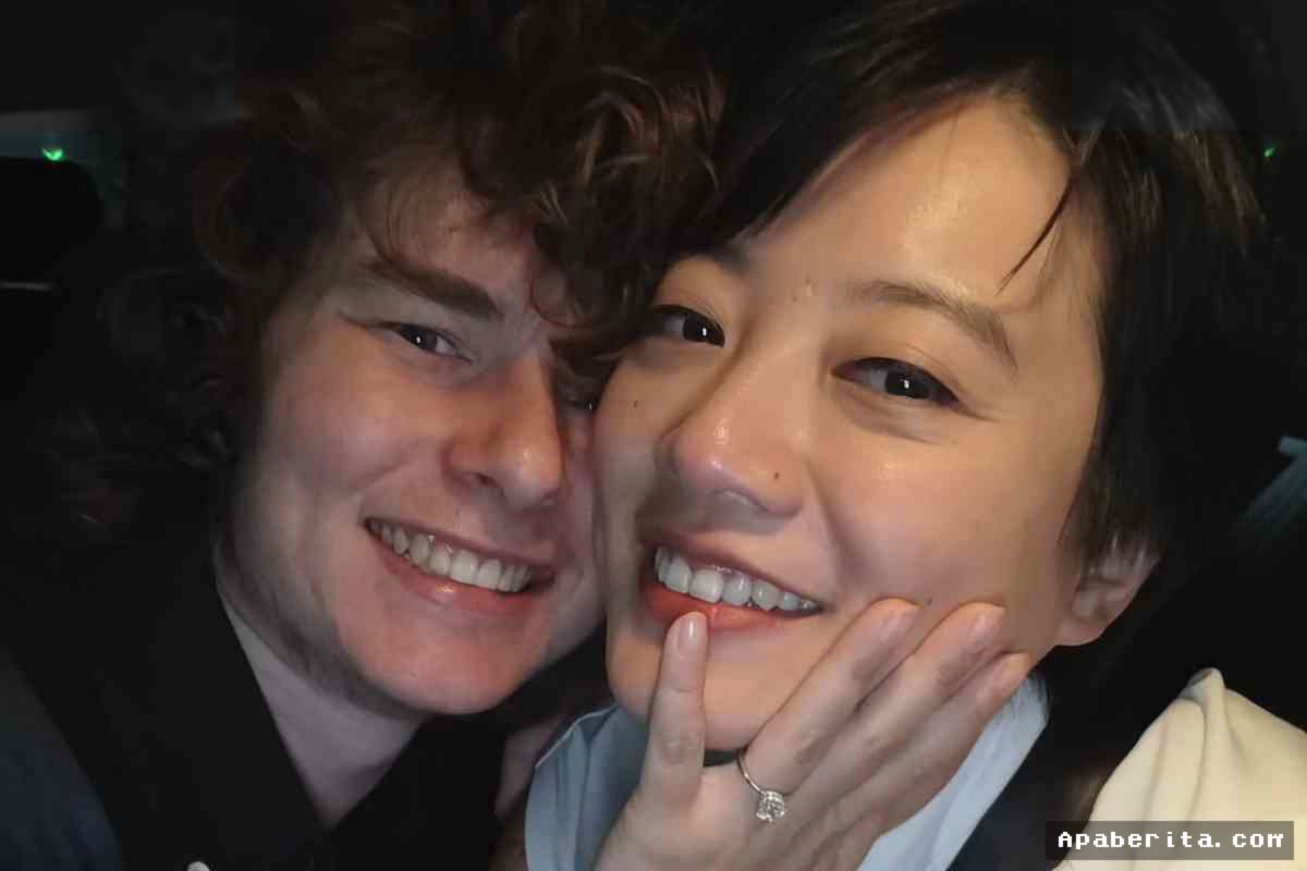 Leony Vitria Resmi Dilamar Charles Seaman Usai Sempat Enggan Menikah