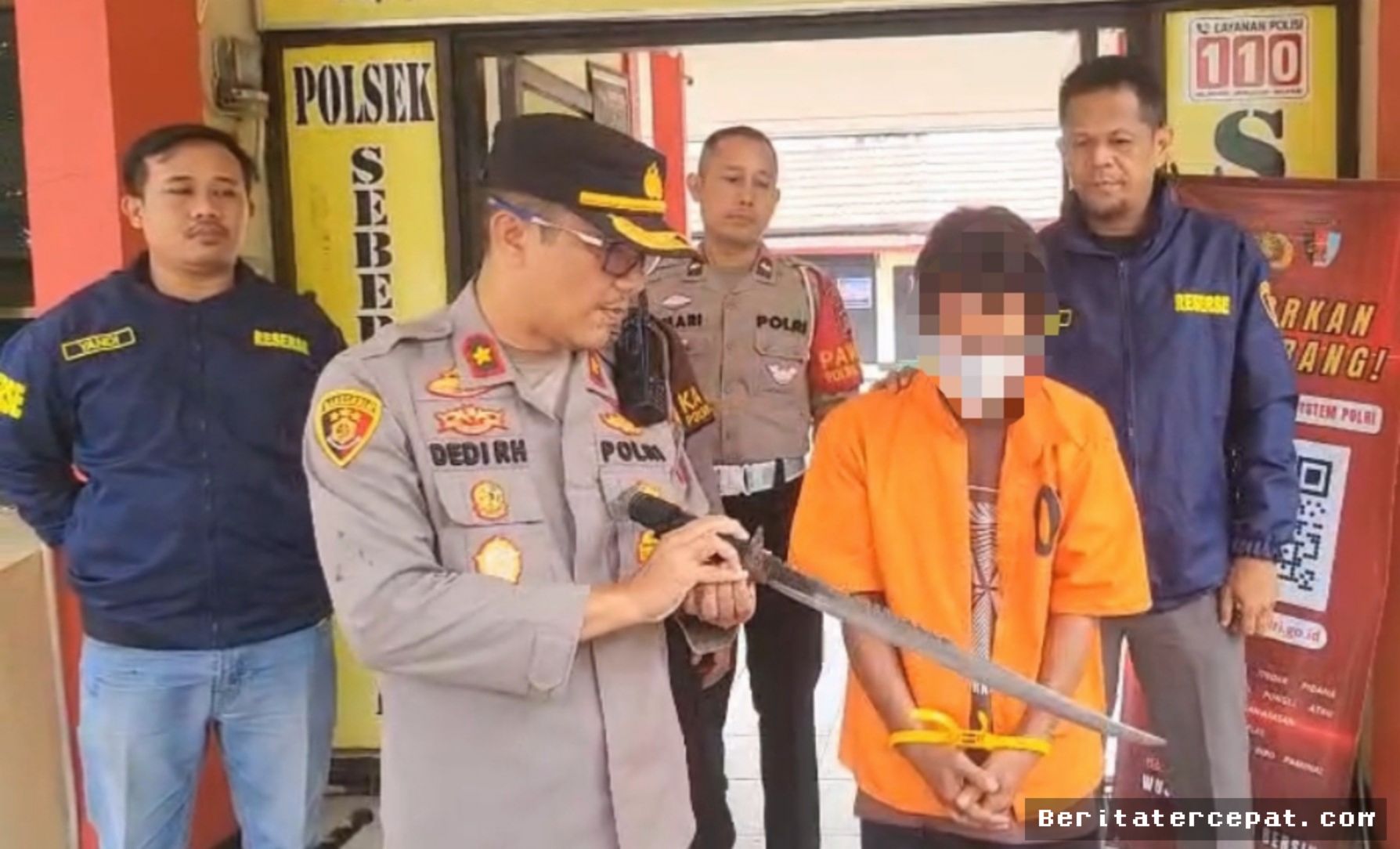 PALEMBANG — Cekcok Besi Berujung Duel Pedang, Satu Warga Kena Bacok
