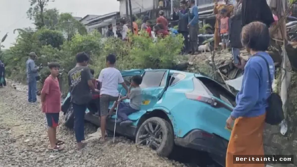 BEKASI — Taksi Green SM Tertemper KRL di Perlintasan Sebidang Ampera