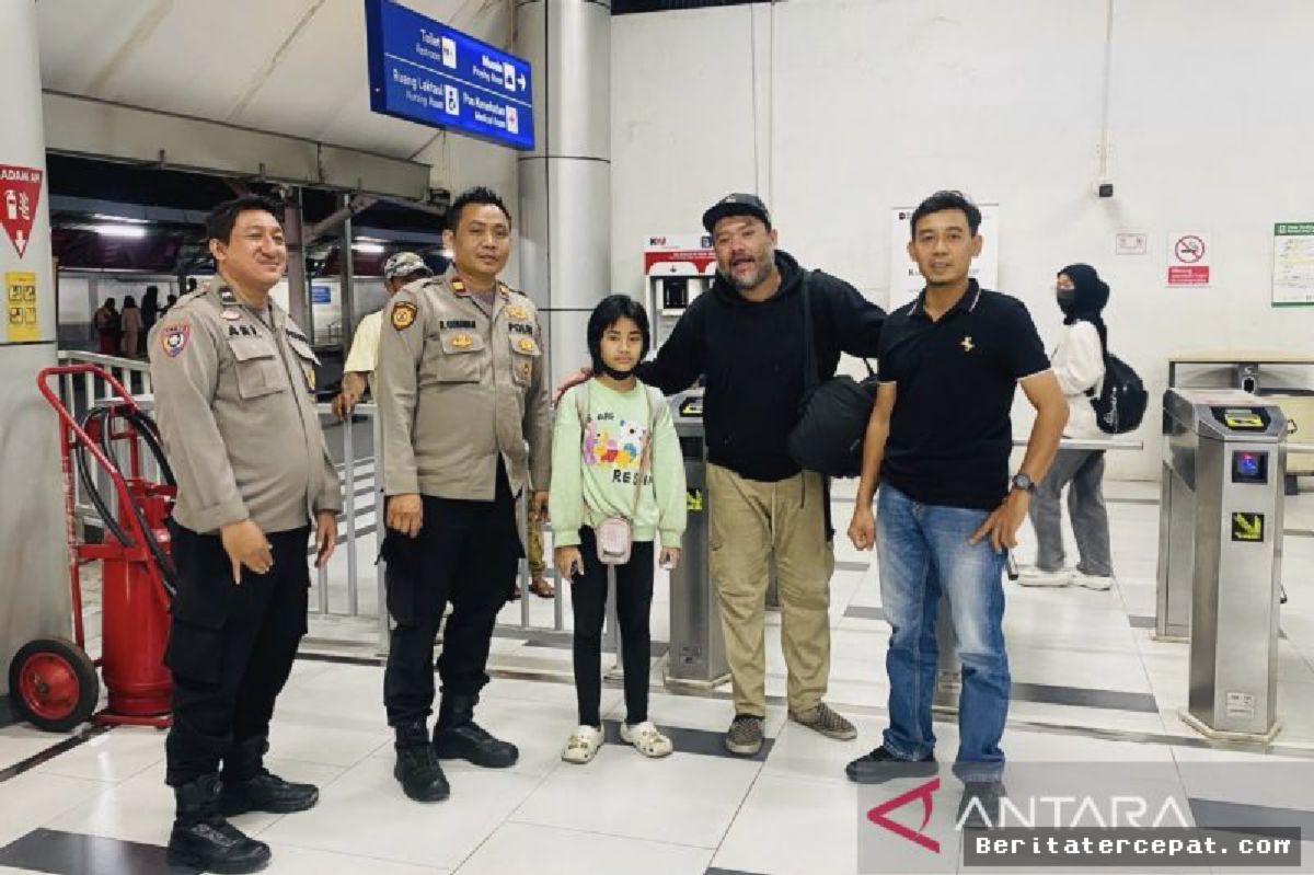 Polsek Ciputat Timur Bantu Pulangkan Warga Yogyakarta yang Kehilangan Barang