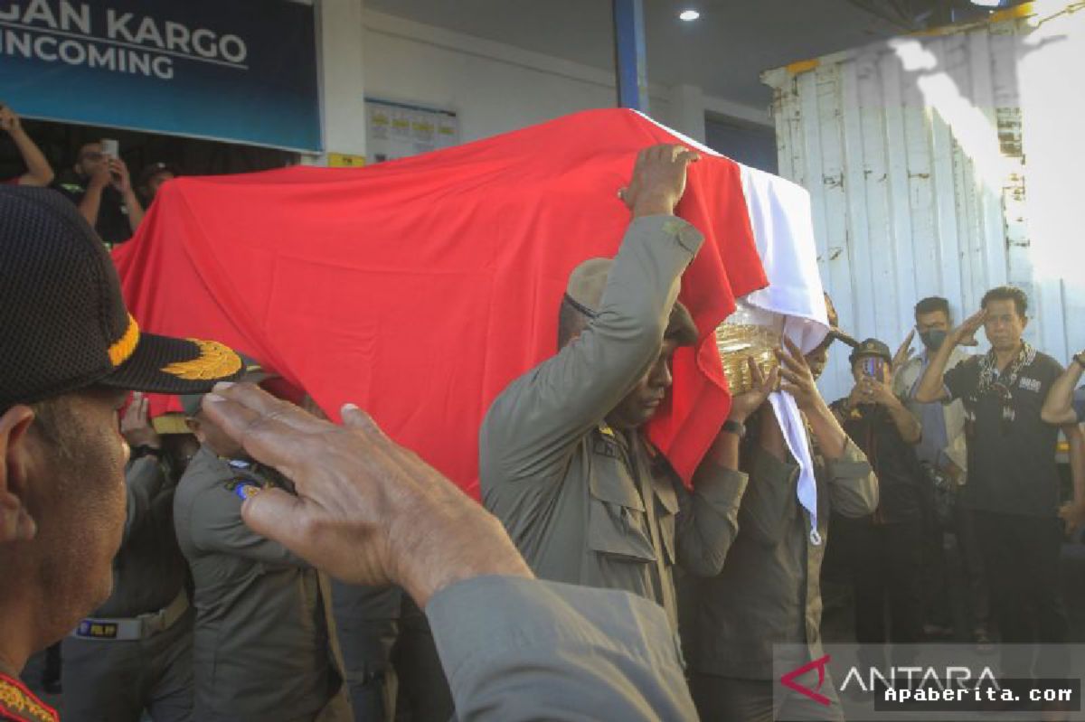 KUPANG — Jenazah CPNS Wili Mbuik Tiba di Bandara El Tari