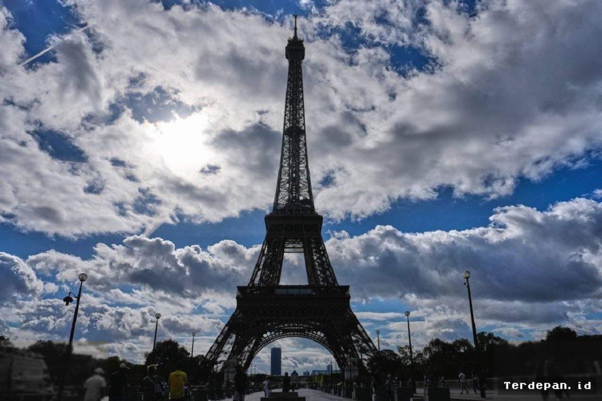 [PARIS] — Menara Eiffel Beroperasi Kembali Usai Mogok Kerja Staf Berakhir