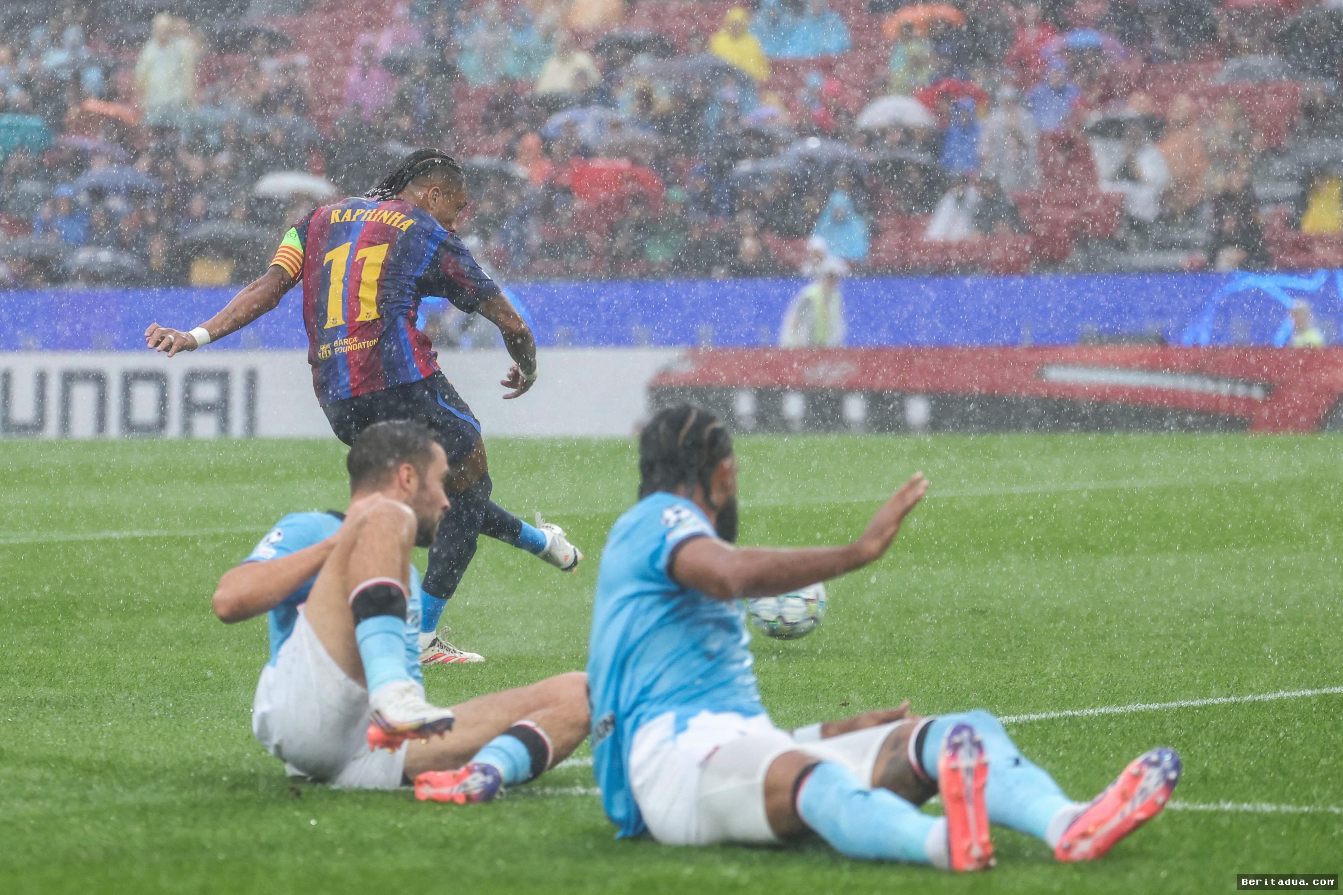 BARCELONA — Barcelona Tundukkan Feyenoord Lewat Aksi Memukau Raphinha dan Adeyemi