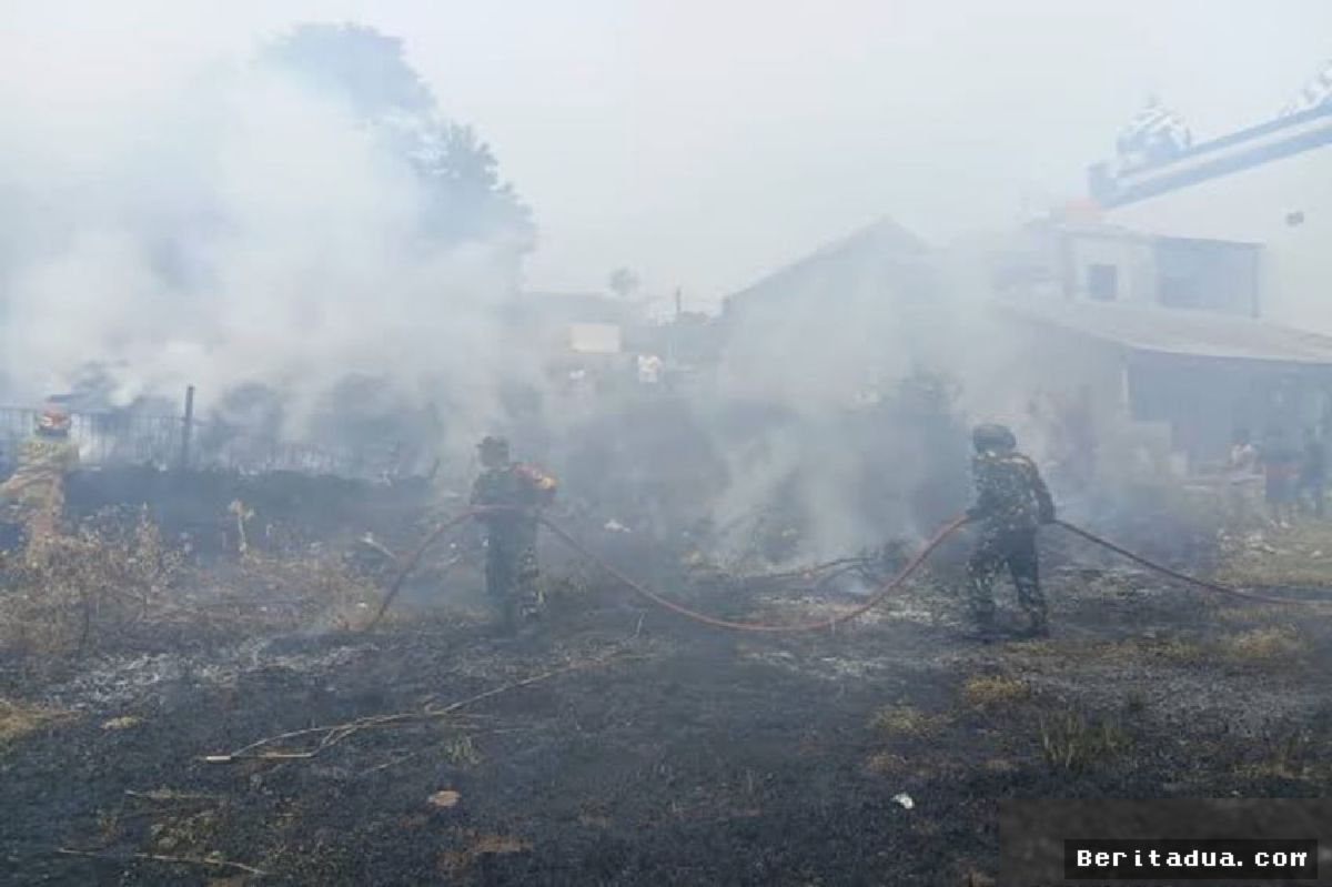 Depok — TNI dan Damkar Berhasil Padamkan Kebakaran Lahan Juanda