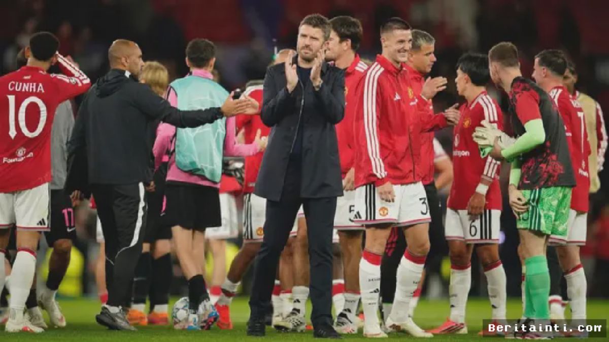 MANCHESTER UNITED — Michael Carrick Bawa MU Bantai Sabah FK 4-0