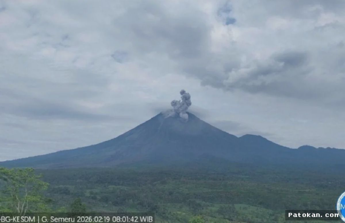 Gunung Semeru Erupsi Dini Hari, Warga Dilarang Masuk Zona Bahaya