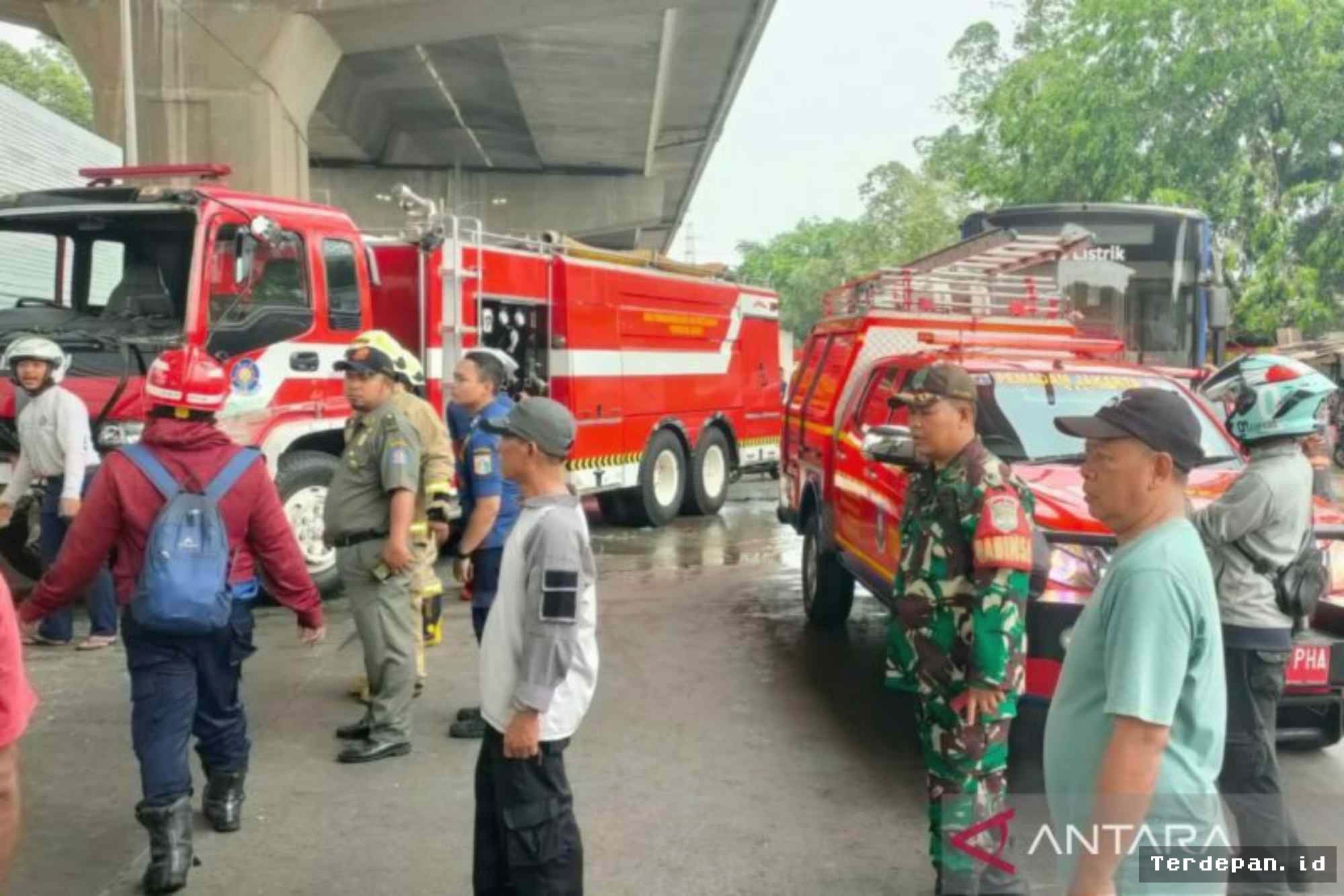 Mobil Damkar Tabrak Enam Kendaraan di Cakung Jakarta Timur