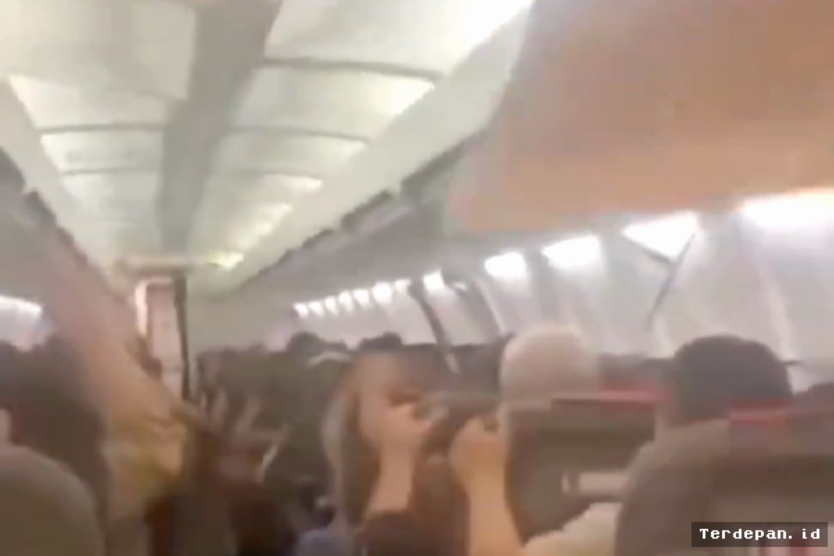 Pesawat Boeing 737 di Iran Mendarat Darurat Usai Plafon Kabin Runtuh