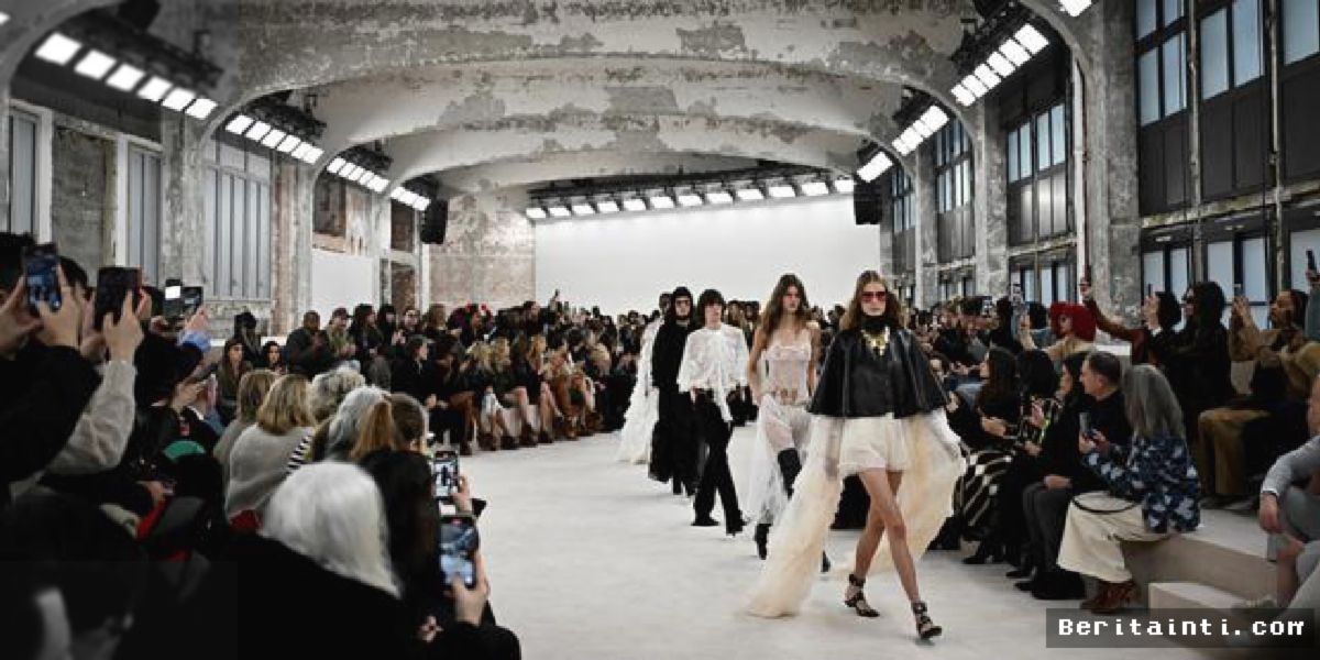 Penyelenggara Paris Fashion Week Berebut Lokasi Akibat Regulasi Ketat