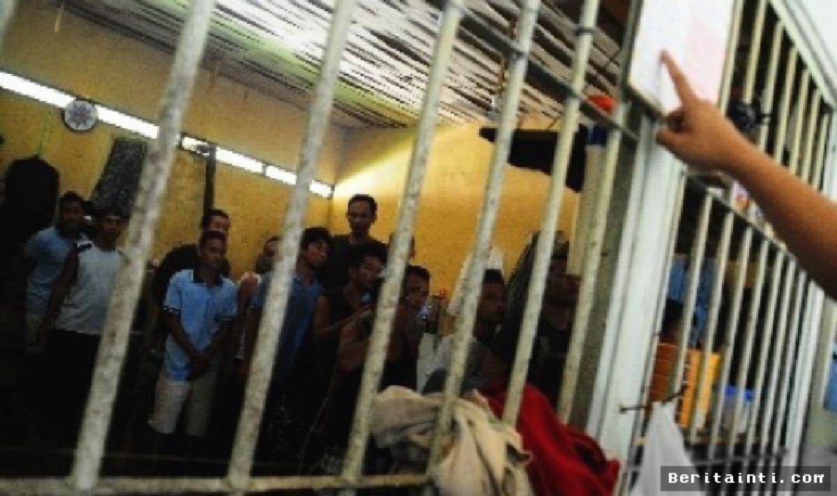 INDRAMAYU — Petugas Lapas Indramayu Menyita Puluhan Paku saat Razia