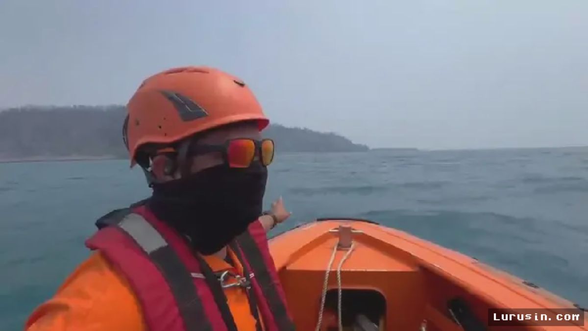 KRAKATAU — Abu Vulkanik Hambat Pencarian Jurnalis Hilang di Pulau Sertung