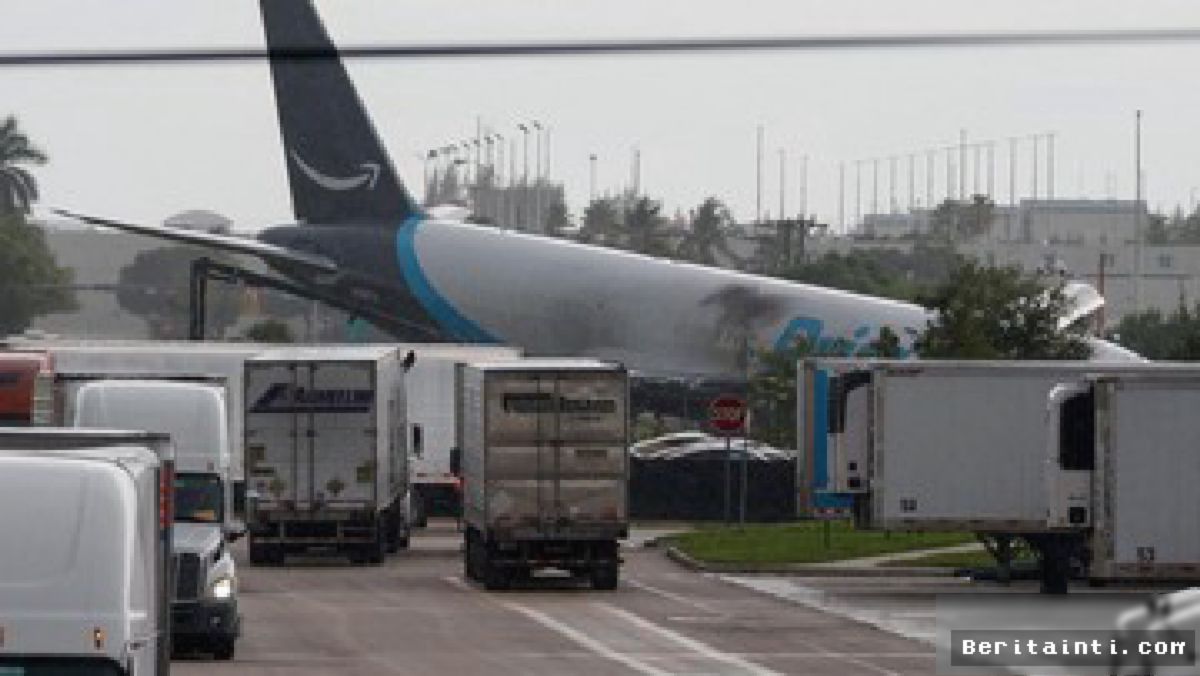 Pesawat Kargo Tergelincir di Miami, Lima Orang Dilaporkan Tewas