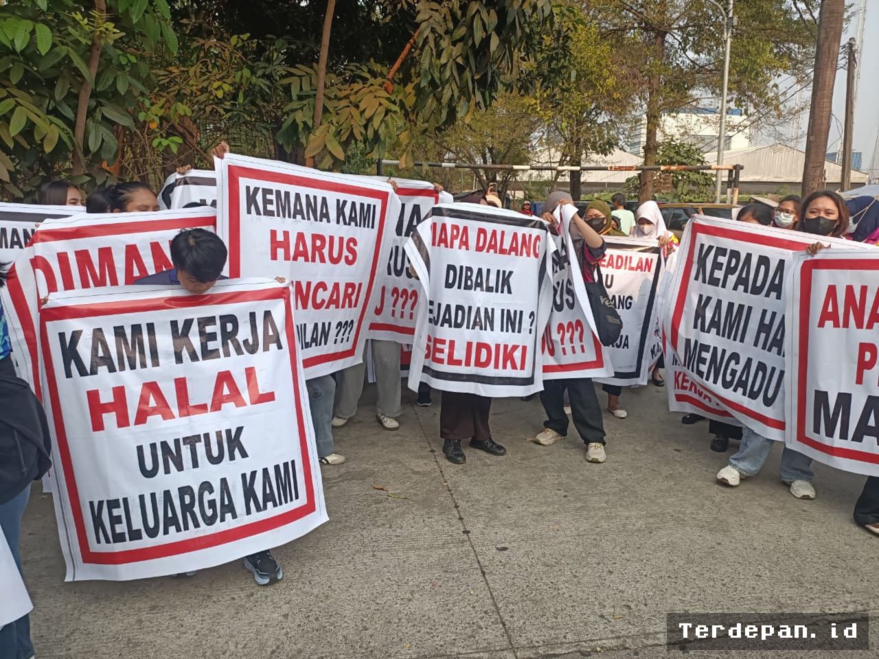 JAKARTA — Ratusan Karyawan Club de Arjuna Tolak Penutupan Tempat Kerja