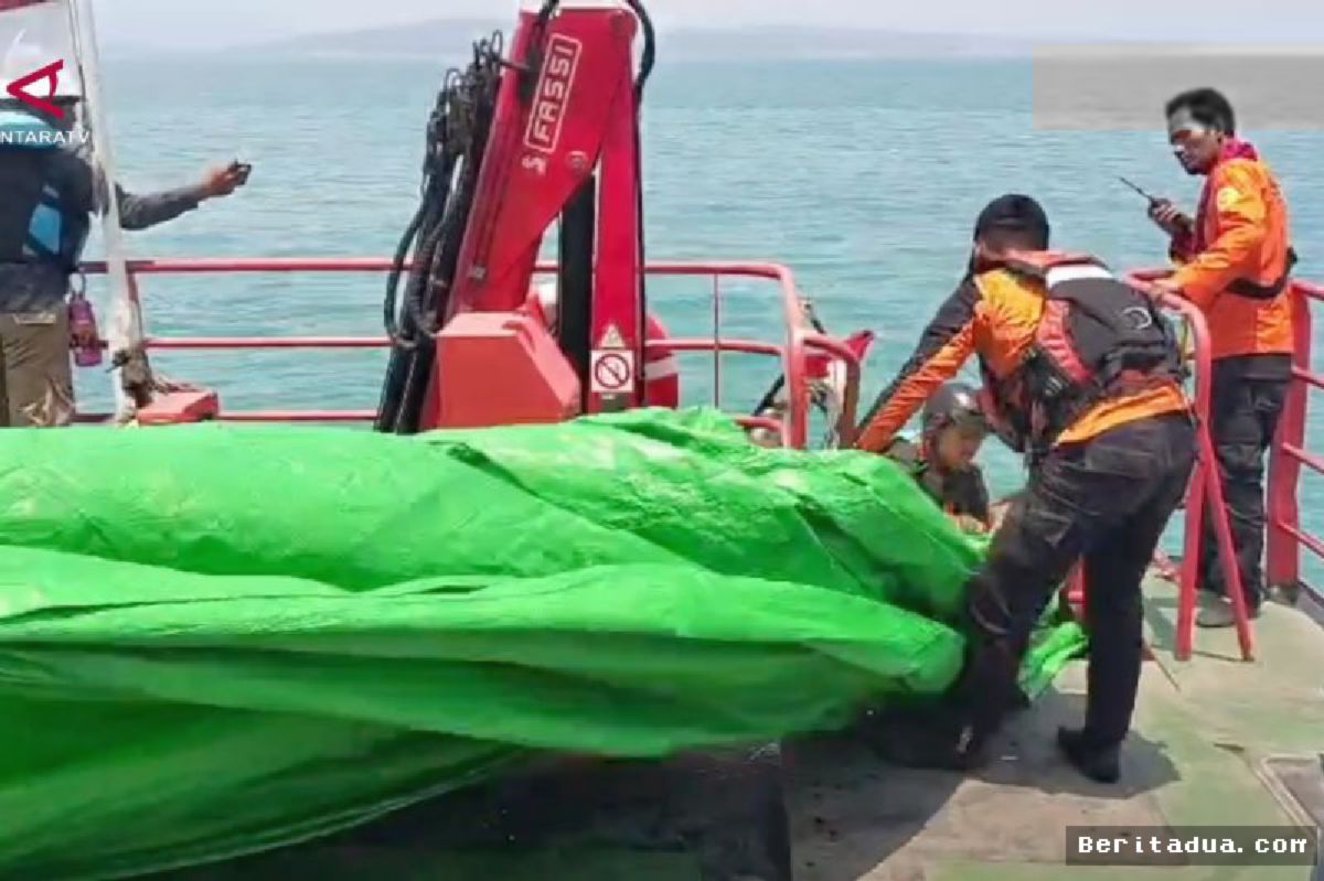 SELAT SUNDA — Basarnas Pastikan Terpal Hijau Bukan Milik Kapal Jurnalis