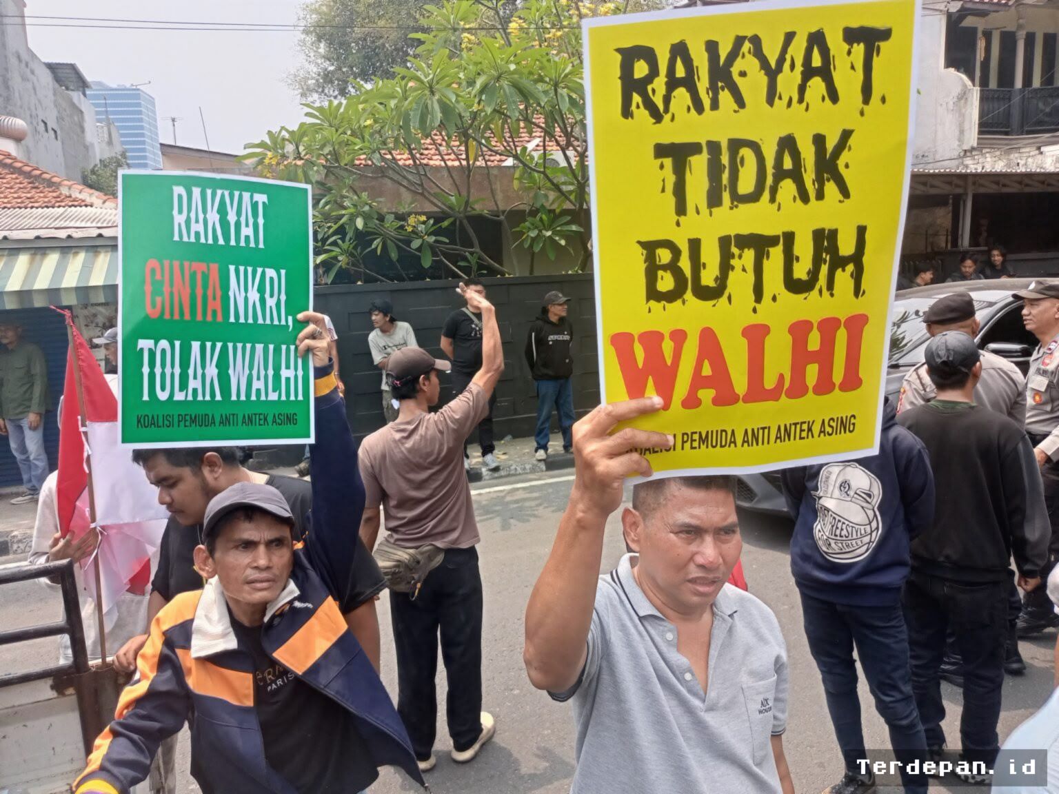 Massa Anti-Antek Asing Kepung Markas WALHI, Tuntut Transparansi Pendanaan