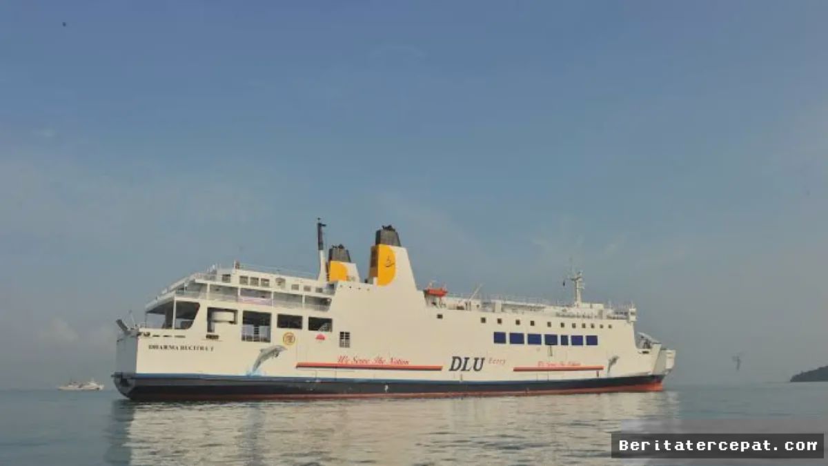 SURABAYA — KM Dharma Rucitra 1 Melayani Rute Surabaya Banjarmasin