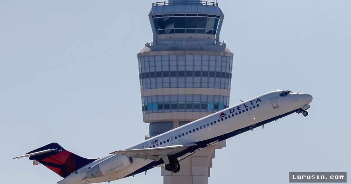 Pesawat Delta Air Lines Mendarat Darurat Usai Terjun 27.000 Kaki