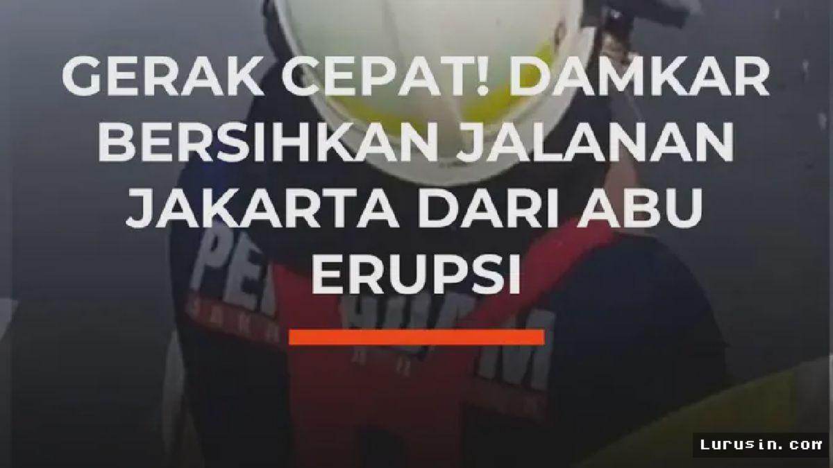 JAKARTA — Damkar Bersihkan Jalan Protokol Imbas Erupsi Gunung Anak Krakatau