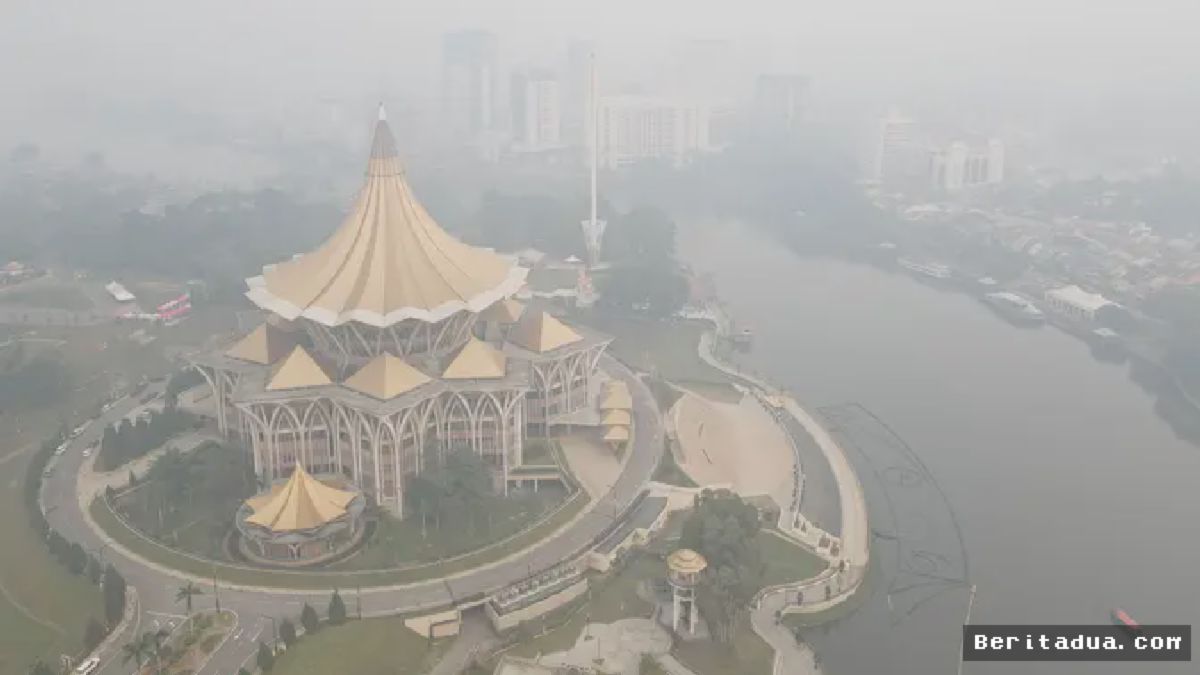 Kuching Diselimuti Kabut Asap Lintas Batas Kebakaran Hutan Indonesia