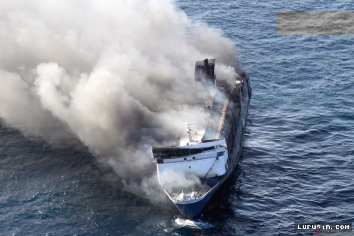 FILIPINA — Kapal Feri Terbakar, 5 Orang Tewas dan 87 Hilang
