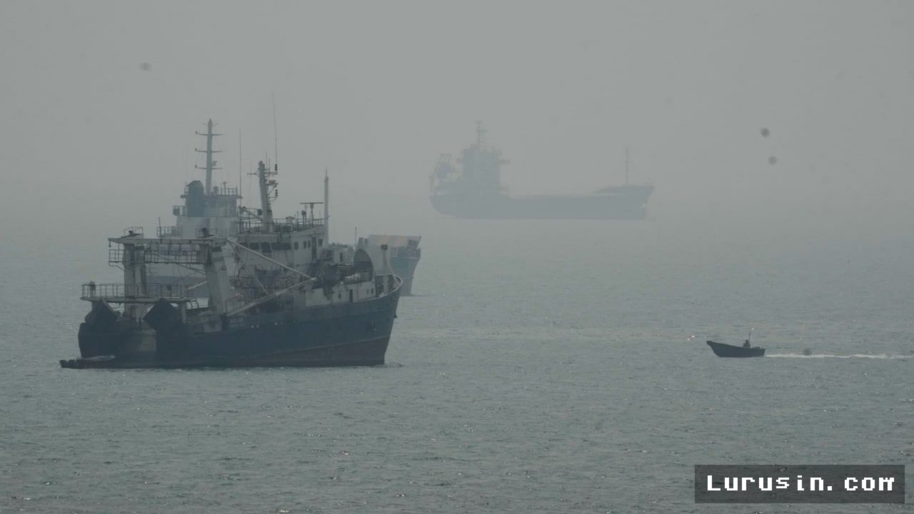 TEHERAN — Kapal Kargo Iran Diserang di Selat Hormuz, Satu Tewas