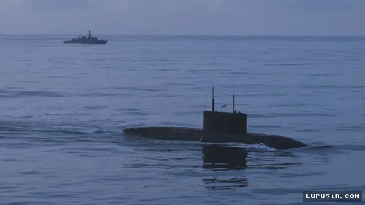Angkatan Laut Inggris Bayangi Kapal Selam Rusia di Selat Inggris