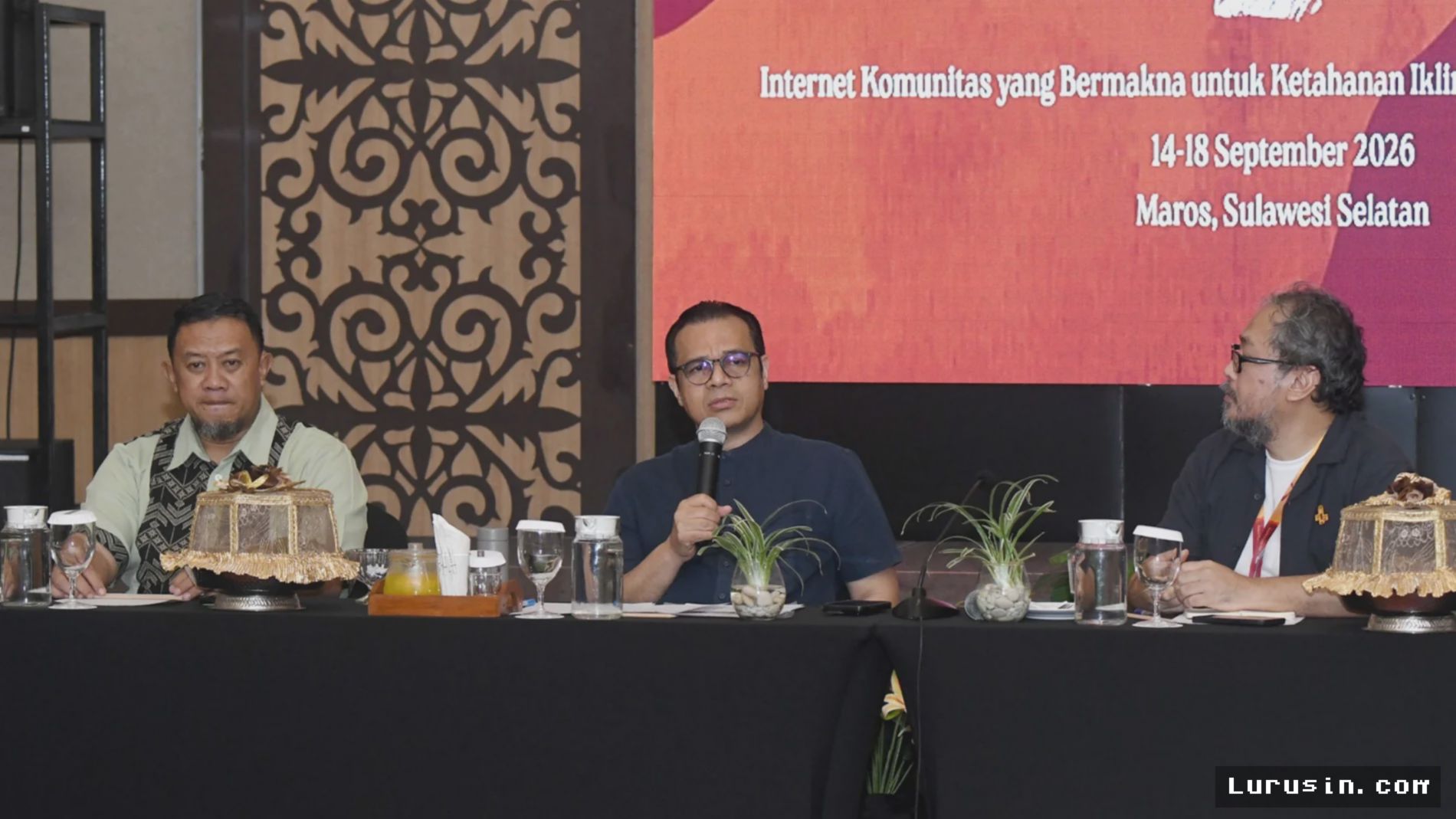 JAKARTA — Wamenkomdigi Peringatkan Ancaman Algoritma dan Disinformasi Media Sosial