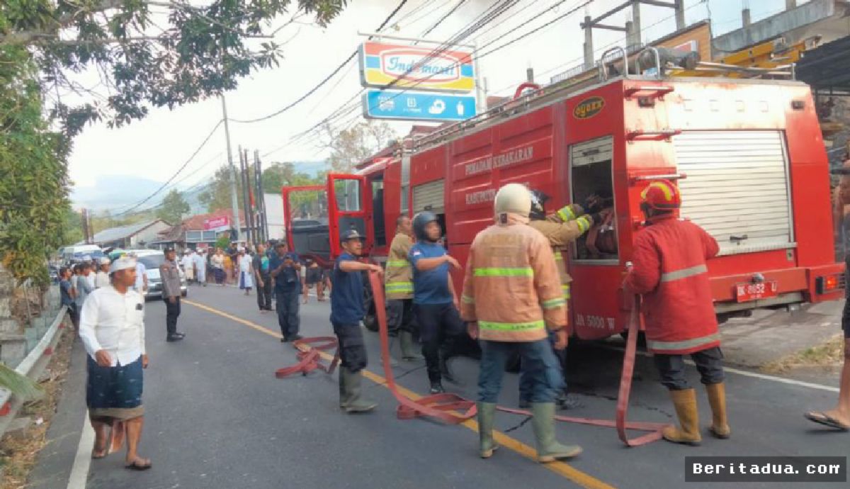 Buleleng — Pembakaran Sampah Picu Kebakaran Rumah di Ambengan, Kerugian Rp1 Miliar