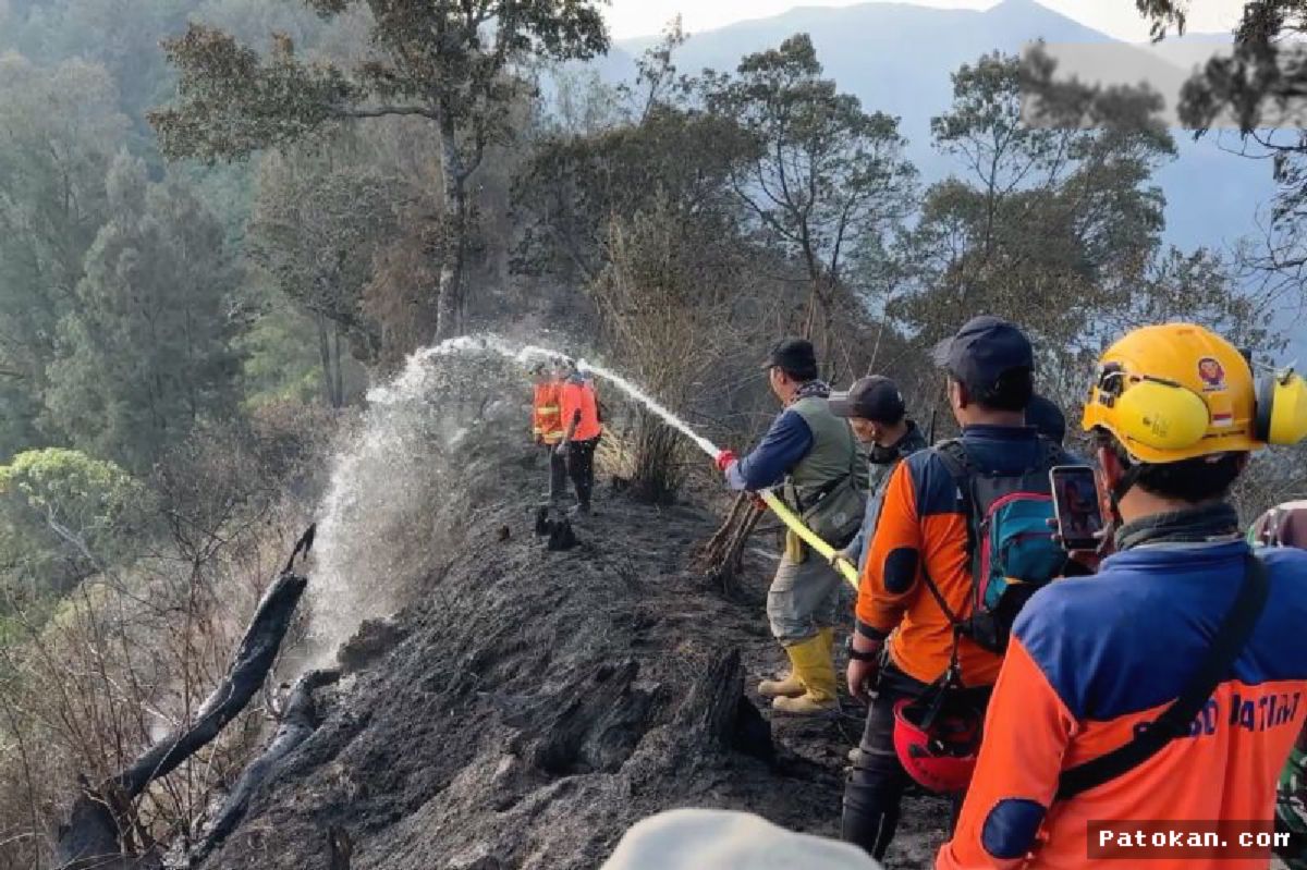 BROMO — Angin Kencang Hambat Operasi Water Bombing Karhutla Bromo