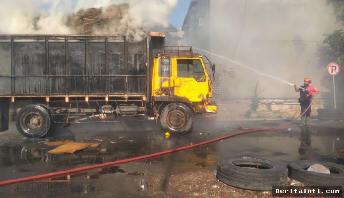 BULELENG — Truk Muatan Kardus Terbakar di Terminal Kargo Singaraja