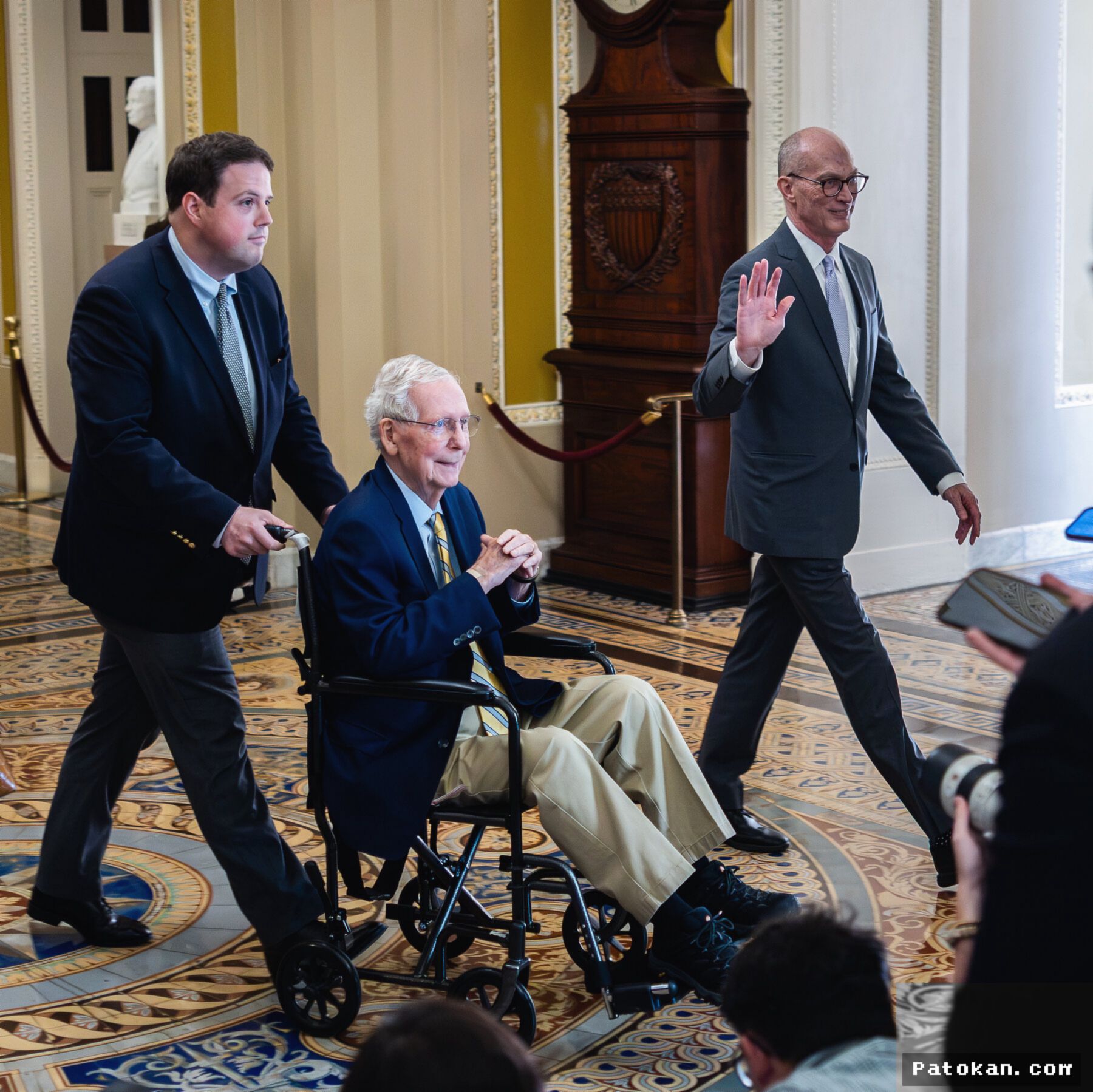 WASHINGTON — Mitch McConnell Kembali ke Senat AS Setelah Absen Tiga Bulan