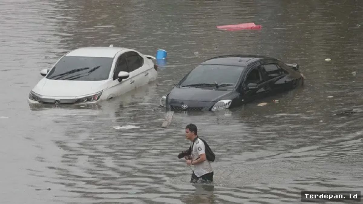 Hujan Lebat Rendam Bangkok, Warga Nekat Terobos Banjir