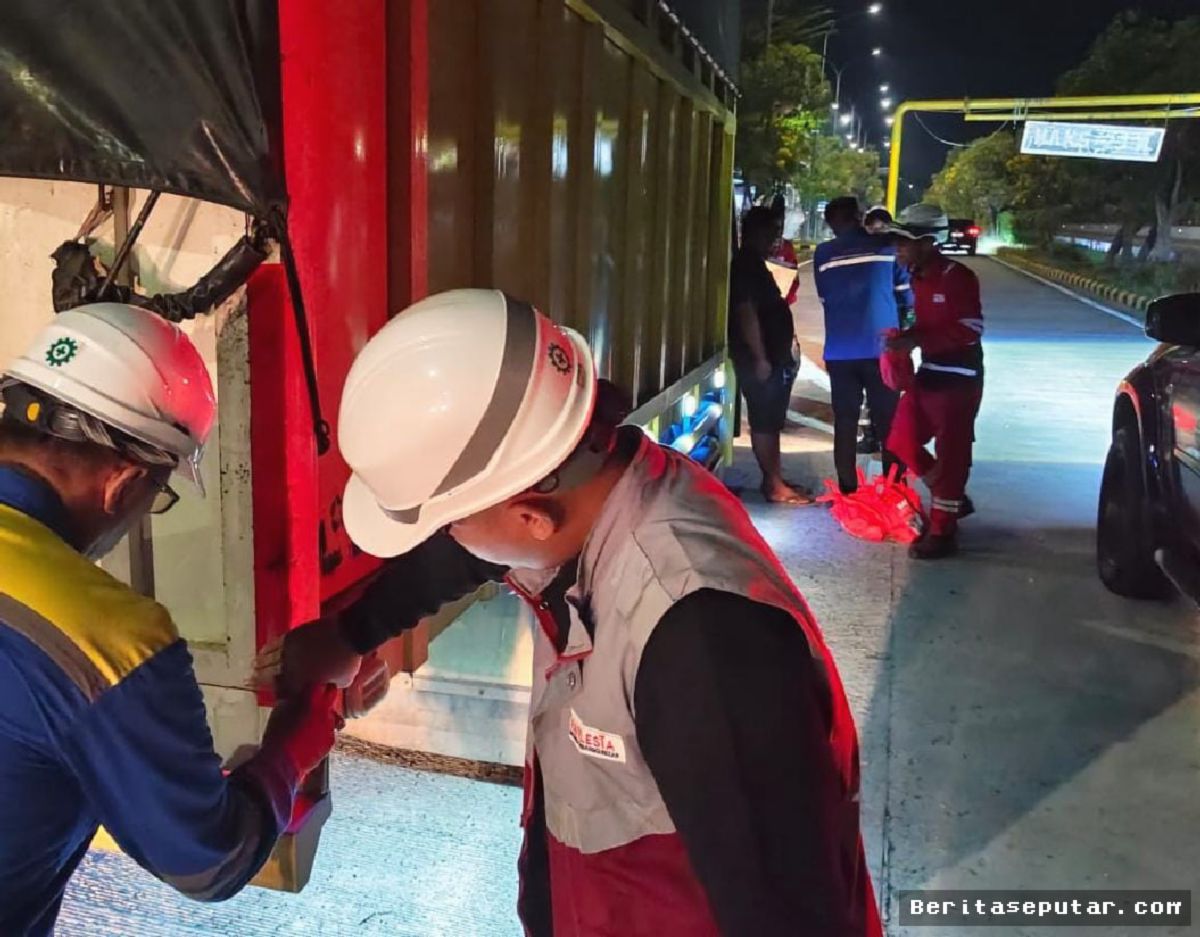 Truk di Tol Bakauheni Dipasangi Stiker Reflektif Cegah Tabrak Belakang