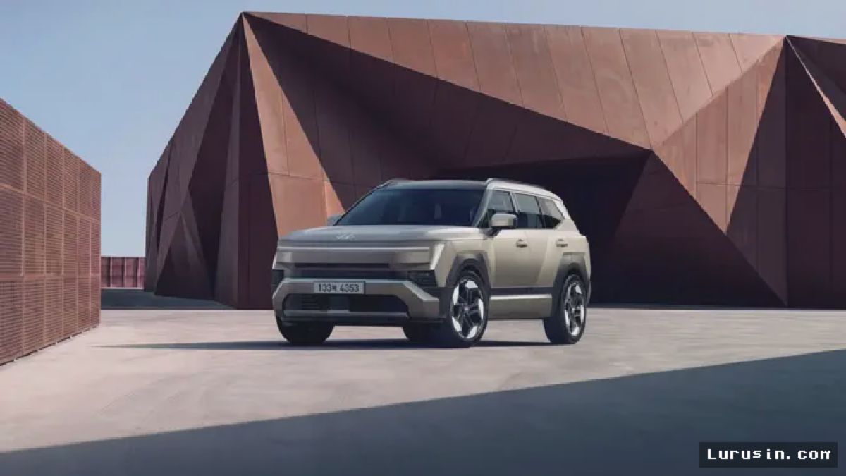 Hyundai Tucson 2027 Tampil dengan Warna Krem-Emas di Depan Arsitektur Modern