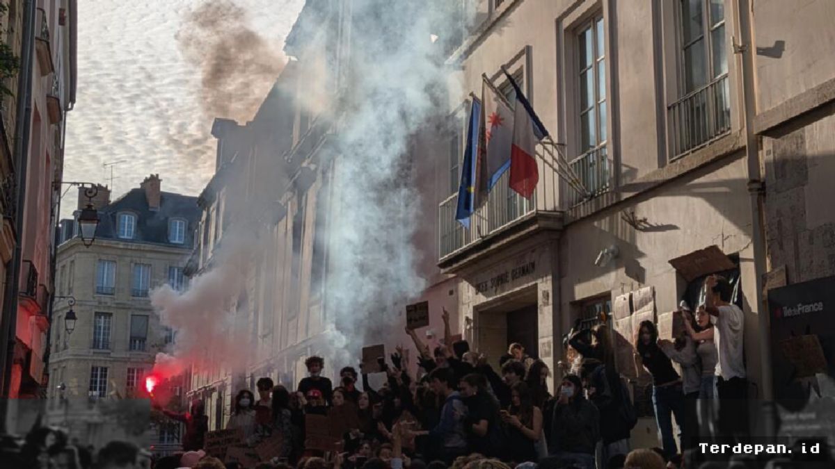 Gelombang Demo Besar Mahasiswa Prancis Guncang Paris