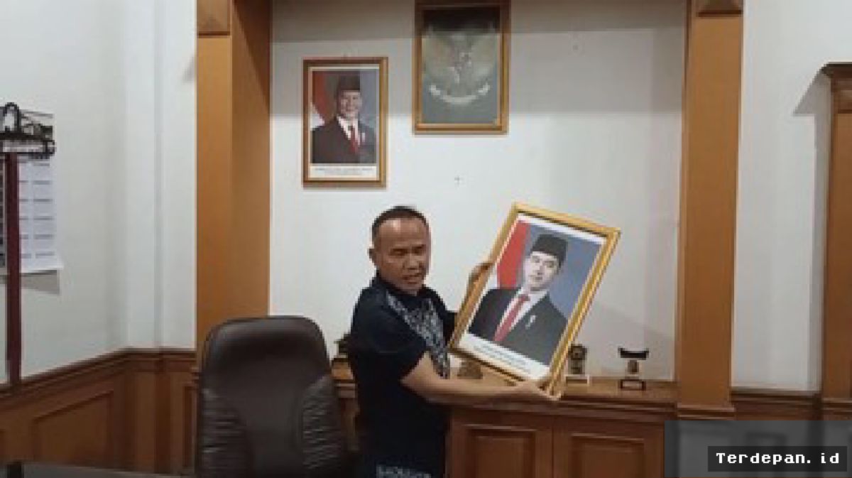 Wakil Ketua DPRD Sukabumi Turunkan Foto Gibran sebagai Protes