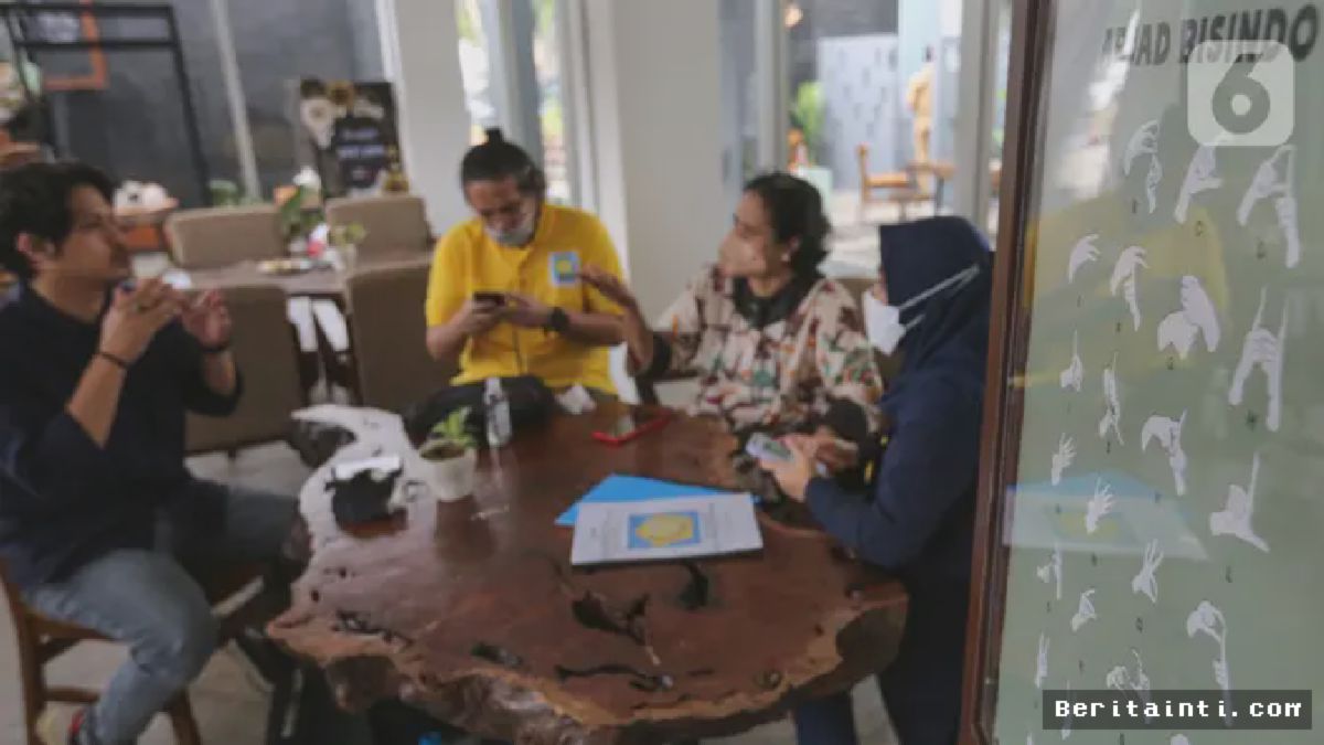 Kafe Serona Bintaro Berdayakan Sembilan Pekerja Tuli Lewat Bahasa Isyarat