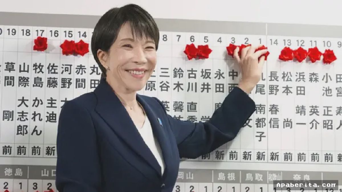 Sanae Takaichi Pasang Pin Pemenang Pemilu Majelis Rendah