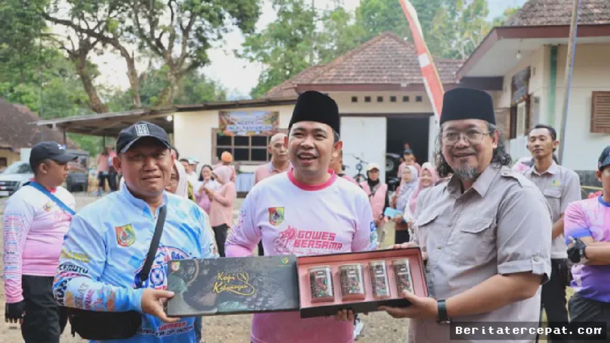 Bupati Jember Gus Fawait Gowes Sambil Salurkan Bakti Sosial