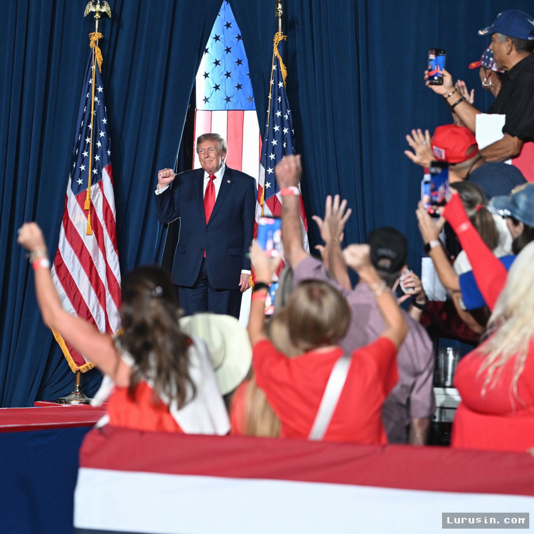 Trump Kampanye di Texas, Dukung Paxton yang Terjepit