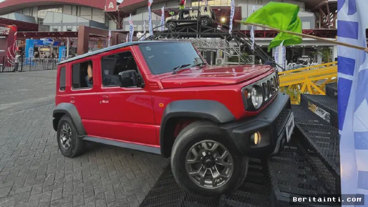 Suzuki Jimny 5-Door Lulus Uji Rintangan Tangga di IIMS 2025
